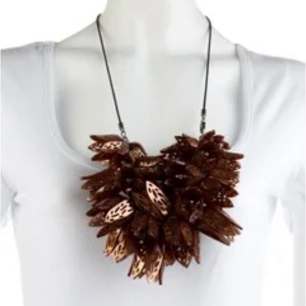 Burberry Resin Flower Collar Necklace - Picture 2 of 2
